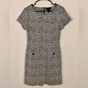 Tahari black white grey abstract striped work shift dress size 4